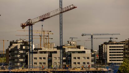 Construcción de viviendas en el barrio del Cañaveral, en Madrid, esta semana.