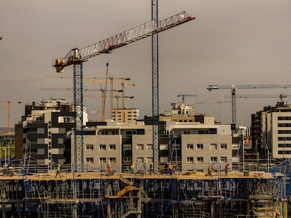 Construcción de viviendas en el barrio del Cañaveral, en Madrid, esta semana.