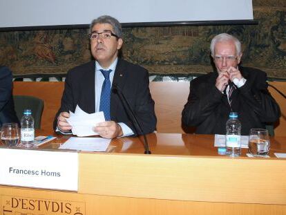 Francesc Homs (c), acompa&ntilde;ado del director del centro de Hist&ograve;ria de Catalunya, Jaume Sobreques (d), y el presidente del Instituto de Estudios Catalanes, JoanDom&egrave;nec Ros (i