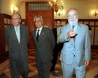De izquierda a derecha, Clemente Auger, Pedro Cruz y el magistrado José Antonio Martín Pallín.