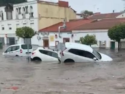 La borrasca deja también fuertes riadas en Huelva, donde la Guardia Civil ha rescatado a varias personas atrapadas en sus vehículos