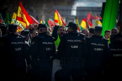 Agentes de policía vigilan la concentración de agricultores, este lunes ante la sede del ministerio. 