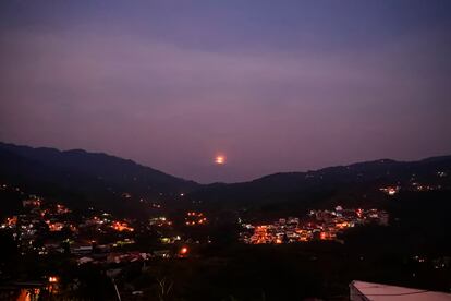 Así es como se aprecia la luna al atardecer en Santa Lucía, Honduras. 
