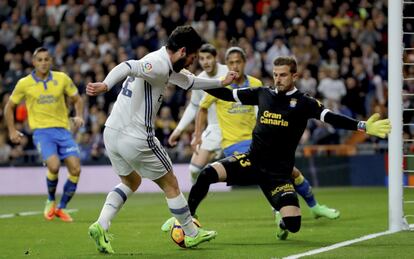 El centrocampista del Real Madrid Isco (i) ante la portería de Javi Varas, de Las Palmas.