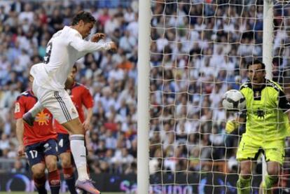 Cristiano Ronaldo marca el gol del triunfo del Madrid.