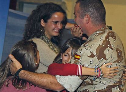 Uno de los militares abraza a su familia a su llegada a Tenerife.