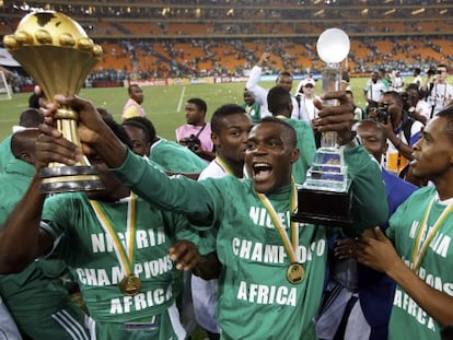 Emenike, da Nigéria, levanta o troféu na última Copa da África.