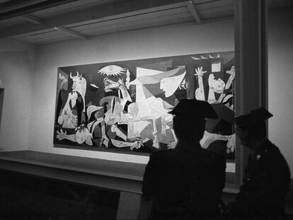 Agentes de la Guardia Civil vigilan el &quot;Guernica&quot;, de Pablo Picasso, en el Cas&oacute;n del Buen Retiro tras su regreso a Espa&ntilde;a en 1981.