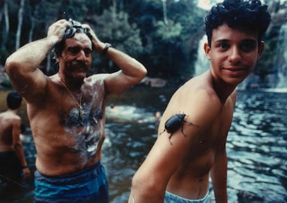 Miguel de la Quadra-Salcedo, con uno de los jóvenes participantes en la edición de la Ruta BBVA 1989.