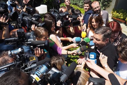 Joan Roca atén innombrables mitjans de comunicació en arribar a El Celler de Can Roca.