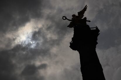 El eclipse solar visto desde el Ángel de la Independencia en Ciudad de México.
