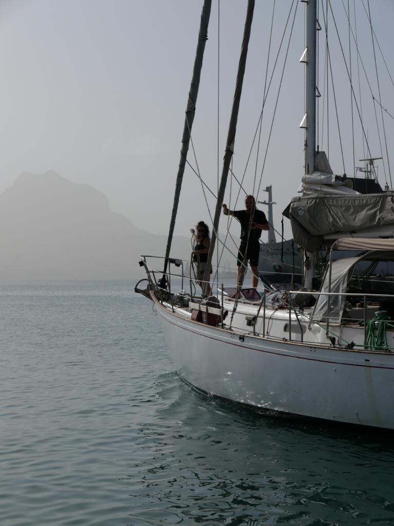 Dos tripulantes del barco.