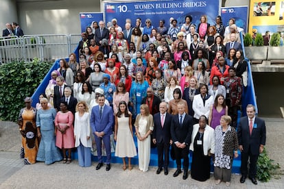 GRAF6026. MADRID, 19/05/2022.- La reina Letizia (6i), y el presidente del Gobierno, Pedro Sánchez (5i), posan para una foto de grupo durante su asistencia a la sesión de apertura de la conferencia organizada por la Fundación Mujeres por África bajo el título "Los puentes de las Mujeres. Propuestas desde el Sur para el cambio global", este jueves en Madrid.  
