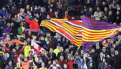 Banderas azulgrana y senyeras en un partido en el Camp Nou.