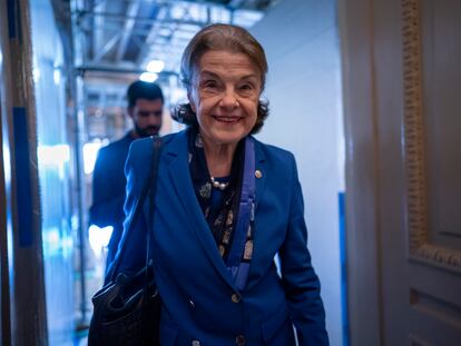 La senadora por California, Dianne Feinstein, camina por los pasillos del Senado este martes 14 de febrero.