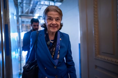 La senadora por California, Dianne Feinstein, camina por los pasillos del Senado este martes 14 de febrero.