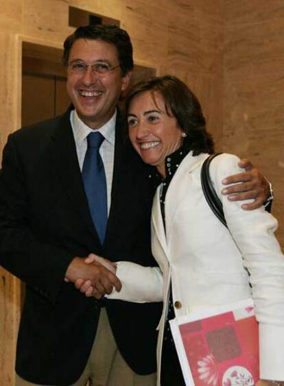 Rosa Aguilar y Rafael Blanco, tras el acuerdo.