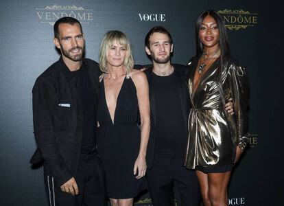 Clément Giraudet, Robin Wright, Hopper Jack Penn y Naomi Campbell en una fiesta en París en octubre en 2017.