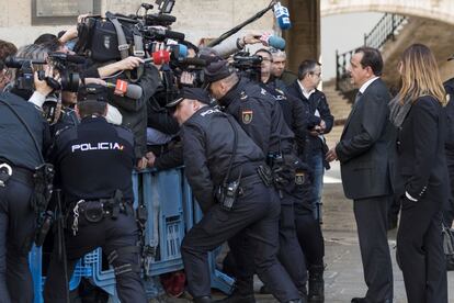 El fiscal Anticorrupción de Baleares, Pedro Horrach ha llegado a la sede del ministerio público, en Palma, hacia las nueve de la mañana y antes de entrar en el edificio ha apuntado que desconoce el contenido de la resolución. "Vamos a esperar el resultado de la sentencia", ha dicho a los periodistas que le aguardaban. En la imagen, Horrach hace declaraciones a los medios de comunicación a su salida de la Audiencia de Palma.