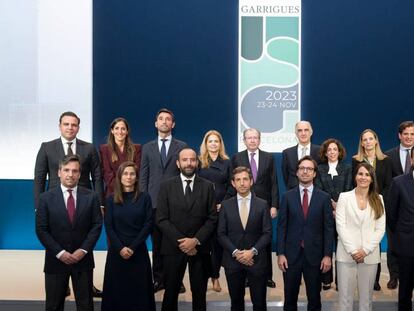 Los nuevos socios de Garrigues junto a Fernando Vives, presidente ejecutivo (arriba, quinto por la izquierda), Javier Ybáñez, actual senior partner (arriba, sexto por la izquierda), y Rosa Zarza, que será senior partner desde el 1 de enero de 2024 (arriba, cuarta por la izquierda), en la junta de socios de la firma celebrada en Barcelona.