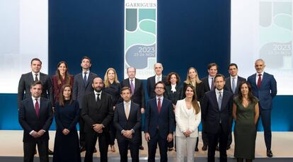 Los nuevos socios de Garrigues junto a Fernando Vives, presidente ejecutivo (arriba, quinto por la izquierda), Javier Ybáñez, actual senior partner (arriba, sexto por la izquierda), y Rosa Zarza, que será senior partner desde el 1 de enero de 2024 (arriba, cuarta por la izquierda), en la junta de socios de la firma celebrada en Barcelona.