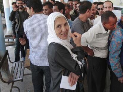 Vecinos de Sidi Bouzid aguardan cola para votar.