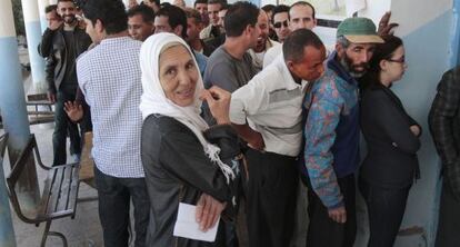 Vecinos de Sidi Bouzid aguardan cola para votar.