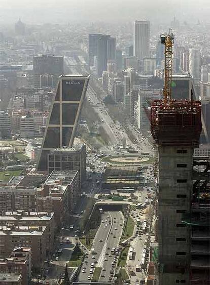 Otra vista desde torre Espacio, el paseo de la Castellana y las torres Kio.