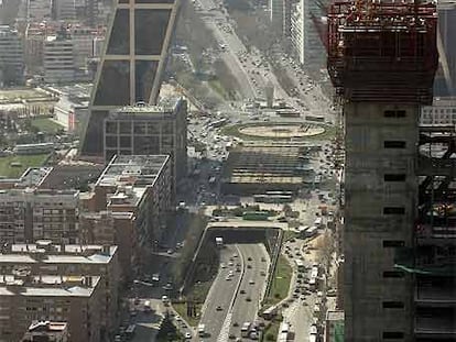 Otra vista desde torre Espacio, el paseo de la Castellana y las torres Kio.