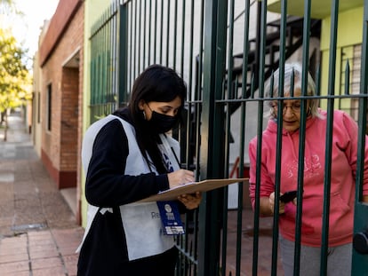 Una trabajadora del censo le hace preguntas a una mujer en San Martín, provincia de Buenos Aires, el 18 de mayo de 2022.