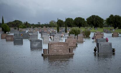 Un cementerio inundado en Pearland (Texas) el 27 de agosto de 2017.