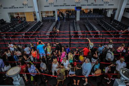 Pasajeros esperando a embarcar en un crucero de Carnival en Miami.