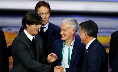 L&ouml;w saluda a Deschamps en presencia de Lopetegui tras el sorteo del Mundial de Rusia celebrado en Mosc&uacute;.