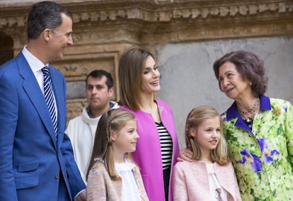 El año pasado, en el posado real se repitieron los protagonistas: los Reyes, con sus hijas, la princesa Leonor y la infanta Sofía, acompañados un año más por doña Sofía.