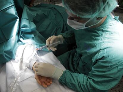 Intervención de túnel carpiano en el Hospital Gregorio Marañon, en Madrid.