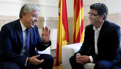 El presidente en funciones de la Diputación de Valencia, Medina del PP, a la izquierda, con el futuro responsable de la Corporación, Rodríguez, del PSPV.