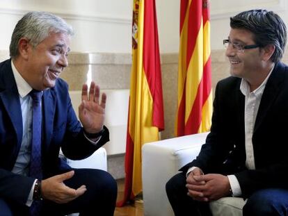 El presidente en funciones de la Diputación de Valencia, Medina del PP, a la izquierda, con el futuro responsable de la Corporación, Rodríguez, del PSPV.