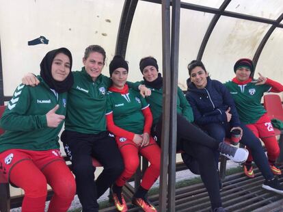 Lindsey con la selección femenina de Afganistán.