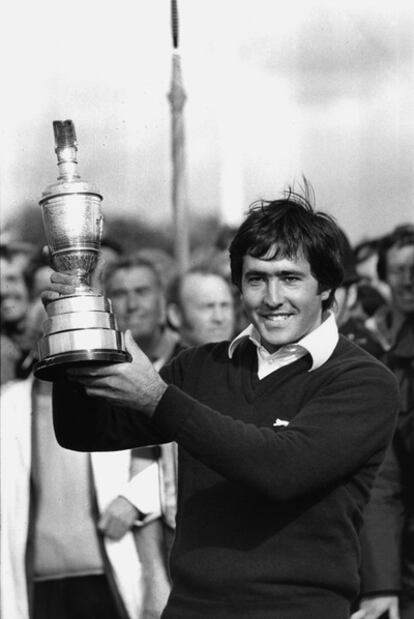 Severiano Ballesteros exhibe el trofeo que le acredita como campeón del Open Británico de 1979, a los 22 años.