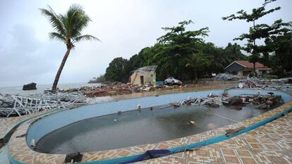 La zona de la piscina de una villa de Carita (Indonesia), tras el tsunami del domingo 23 de diciembre de 2018.