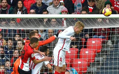 El sevillista Kjaer despeja un balón.