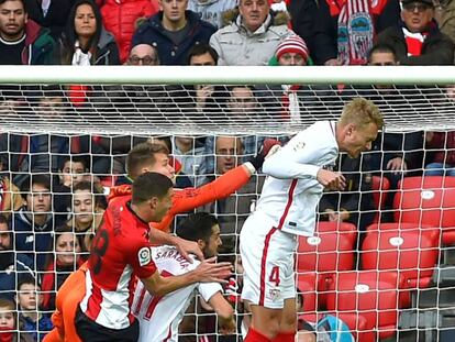 El sevillista Kjaer despeja un balón.