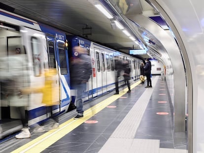 Varias personas entran en un vagón de la estación de Metro de Gran Vía, el pasado 5 de enero.