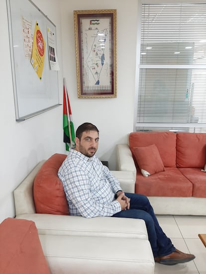 Ubai Aboudi, subdirector de la ONG palestina Bisan Center,  cuyo teléfono fue intervenido con el sistema de espionaje Pegasus, el jueves en la sede de su organización en Ramala (Cisjordania).