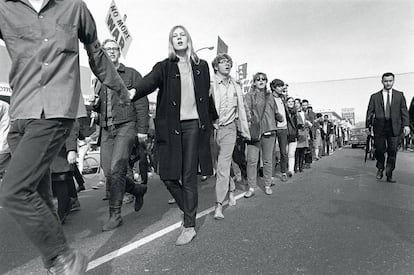 Universitarios de Berkeley (California) se manifiestan tomados de la mano durante una marcha contra la guerra de Vietnam. Era lo que se llamaba ‘Vietnam Day Protest’.