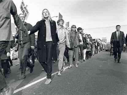 Universitarios de Berkeley (California) se manifiestan tomados de la mano durante una marcha contra la guerra de Vietnam. Era lo que se llamaba ‘Vietnam Day Protest’.