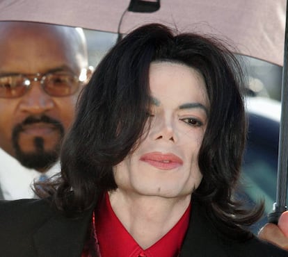 Una imagen de 2005 muestra a Michael Jackson en Santa Barbara, California.