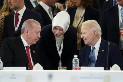 El presidente turco, Recep Tayyip Erdogan y el estadounidense, Joe Biden, durante la segunda jornada del G-7, este viernes.
