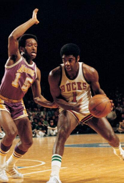 Oscar Robertson (11º en la lista histórica de anotadores de la NBA con 26.710 puntos), en un partido ante los Lakers en 1972.