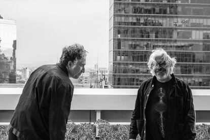 Los directores de ‘Home is Somewhere Else’, Carlos Hagerman y Jorge Villalobos, en Ciudad de México.